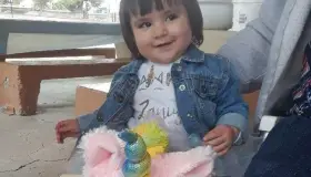 Balea niño a una bebita