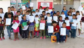 Enseñan a leer a niños Triquis