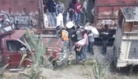 De nueva cuenta pobladores, incluidos niños, saquean tren en Puebla