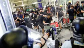 Chocan policías y manifestantes en aeropuerto de Hong Kong