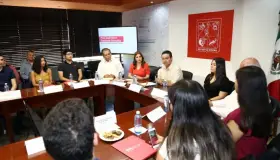 Entregan becas a siete estudiantes