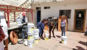 Entregan apoyos a afectados por lluvias