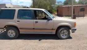 Localizan vehículo con droga y arma