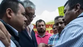 AMLO niega venta de plazas a maestros