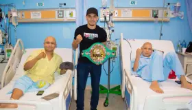 Visita “Gallo” Estrada a niños en el hospital