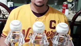 Minjarez luce
sus trofeos
de la LRN