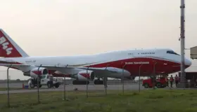 Enorme avión cisterna llega para combatir incendio en el Amazonas