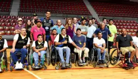 Entrega Gobernadora sillas de ruedas a jugadores de basquetbol sobre Silla de Ruedas