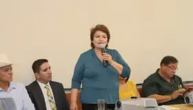 Firman convenio de donación de luminarias