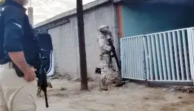 Aseguran droga y arma en cateo; dos detenidos y un abatido 