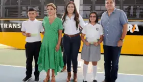 Entrega beneficios en Santa Cruz