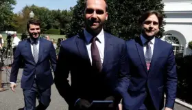 Hijo de Bolsonaro se reúne con Trump por crisis en Amazonia