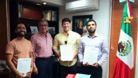 Entregan becas para maestrías