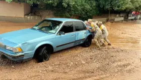 Rescatan a dos hombres el embovedado Los Nogales