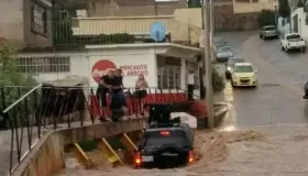 Salva agente a mujer de morir ahogada