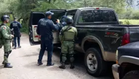 Incautan drogas, armas y vehículos