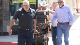 Entregan apoyos a comerciantes