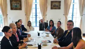 Evaluarán Ebrard y Pence acciones sobre flujo migratorio