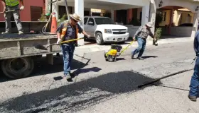 Reinician trabajos de bacheo en las colonias