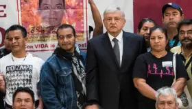 Atiende López Obrador a familiares de los 43
