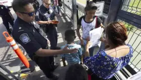 Corte Suprema de EU permite a Trump negar asilo a migrantes