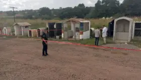 Dejan “encobijado” en carretera