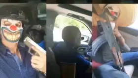 Con máscaras de payaso y con armas, se exhiben en Camargo