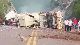 VIDEO: Vuelca tráiler con transformador de luz en Chiapas