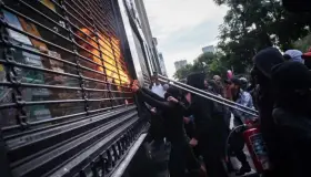 ‘Los voy a acusar con sus mamás’: López Obrador a encapuchados