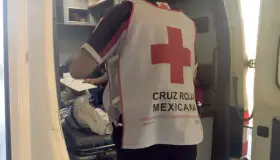 Cae vehículo sobre vivienda