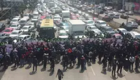 Policías federales vuelven a bloquear inmediaciones del AICM