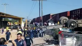 Terrible choque entre ferrocarril y autobús deja al menos 9 muertos