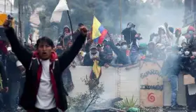 Policías y manifestantes se enfrentan en calles de Ecuador