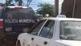 Le roban taxi mientras come