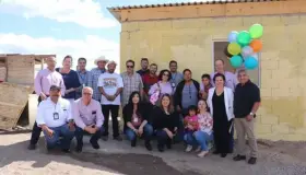 Recibe familia llaves de su nueva vivienda