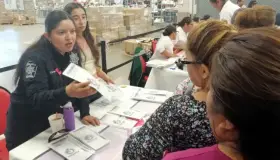 Llevan orientación a trabajadoras de Evans
