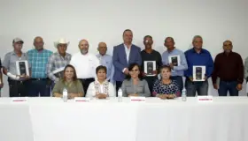 Entregan apoyos a maestros en Santa Ana