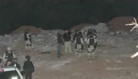 Balean casa desde auto en movimiento