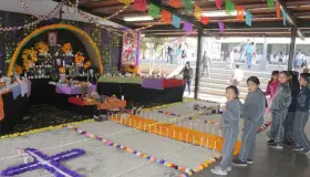 Realizan espectacular Altar de Muertos