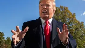 Exige Trump que denunciante declare ante Congreso