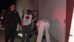 Lo arrojan de vehículo en movimiento