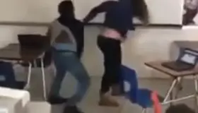 Captan brutal pelea entre maestra y alumno en salón de clases