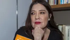 Destituyen a directora de Algarabía tras polémicos tuits