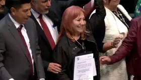 Rosario Piedra rinde protesta entre gritos y jaloneos