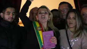 Presidenta interina llega a casa de gobierno en Bolivia