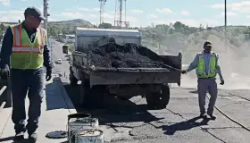 Refuerzan programa de bacheo de calles