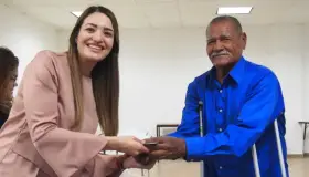 Entregan apoyos a personas especiales