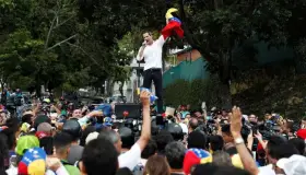 Llama Guaidó a protestar hasta que caiga Maduro