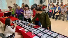 Reciben nogalenses apoyos visuales