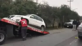Hallan restos humanos en camioneta frente a zona militar